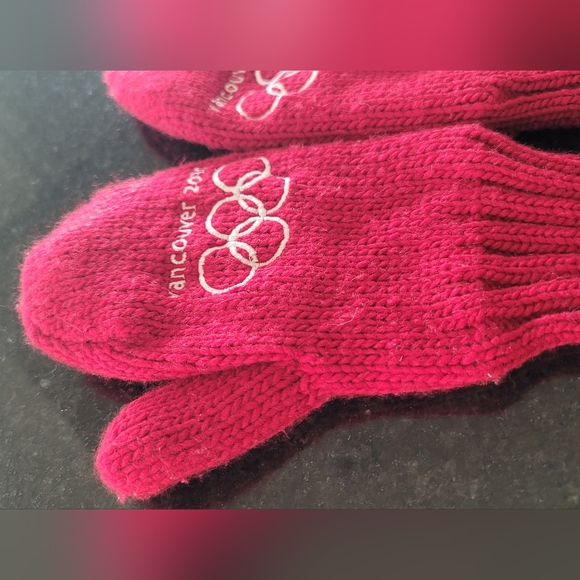 2010 Vancouver Olympics Red Mittens - Picture 5 of 7
